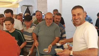 Bursalı esnaf bin 200 kişiye aşure dağıttı