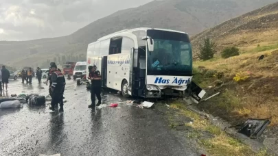 Sivas'ta yolcu otobüsü kaza yaptı