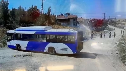 Otobüs seyir halinde alev aldı
