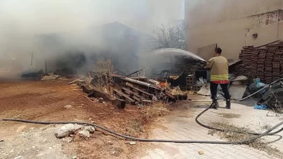 Kırıkhan’da evde çıkan yangın, otomobile sıçradı