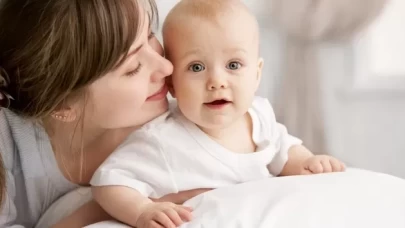 0-12 ay arası bebek gelişim aşamaları ve önemli dönüm noktaları