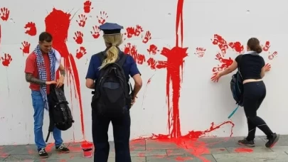 Almanya’da Filistin destekçileri başbakanlık binasını kırmızıya boyadı