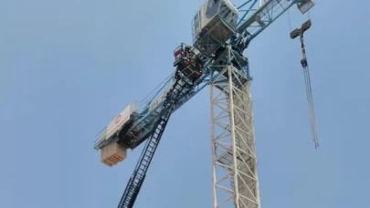 Fenalaşan vinç operatörünü itfaiye kurtardı