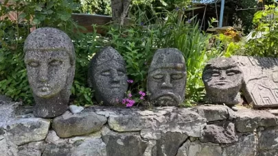 Taş oymacılığını yaşatıyor, bahçesini müzeye dönüştürdü