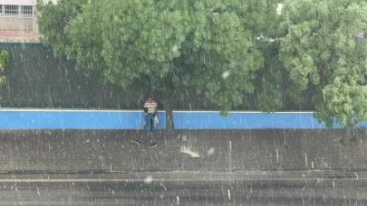 Aniden bastıran yağmur şaşırttı! Sıcak hava yerini yağışa bıraktı