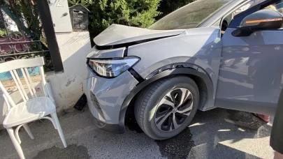 Alkollü kadın sürücünün kullandığı araç bahçe duvarına çarparak durabildi