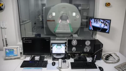 Korkunç olay! MR cihazı çalışan adamı içine çekti