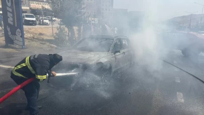 Mardin'de seyir halindeyken alev alan otomobil kullanılmaz hale geldi