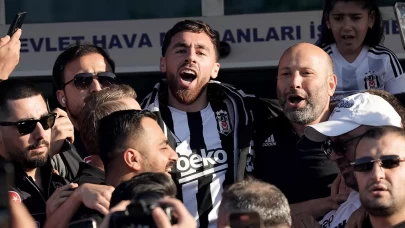Orkun Kökçü, Beşiktaş taraftarlarına üçlü çektirdi