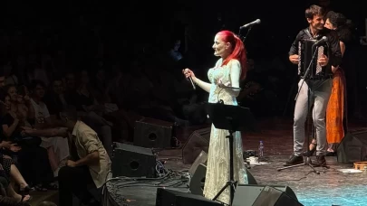 Candan Erçetin ve Barcelona Gipsy Klezmer Orkestrası Bursa'da konser verdi