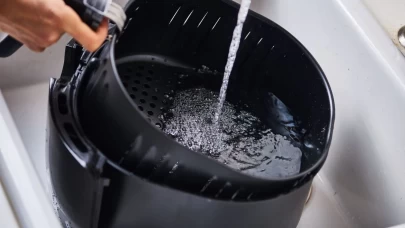 Airfry resmen kendini temizliyor! Sadece iki malzeme eklemeniz yeterli
