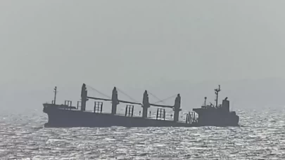 Kızıldeniz'de Husilerin saldırısına uğrayan geminin mürettebatını kurtardı