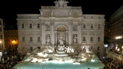 Roma'da tarihi Trevi Çeşmesi'nin ışıkları Gazze için söndürüldü