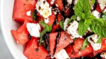 Karpuzla formda kalın! Lor peynirli pratik yaz salatası