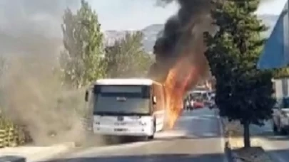 İzmir’de belediye otobüsü alev alev yandı: Yolcular canını zor kurtardı