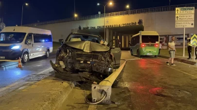Arnavutköy’de otomobil direğe çarptı