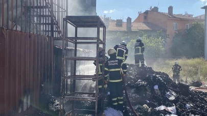 Atık tekstil malzemeleri alev alev yandı