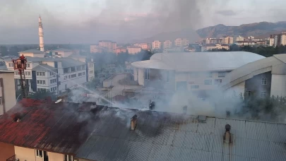 Muş’ta çatı yangını paniğe neden oldu