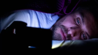 Uzmanlar uyarıyor: Akşam telefon ışığı uyku kalitesini düşürüyor
