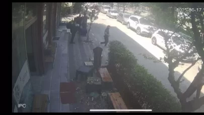 Müşterilerin üzerine çöp attı, ekipler kapıya dayandı