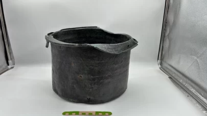 Pergamon Antik Kenti'nde yaklaşık 1400 yıllık bronz kazan günyüzüne çıkarıldı