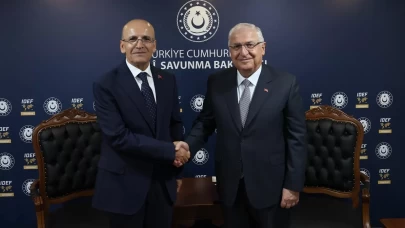 Bakan Güler ve Bakan Şimşek İDEF 25'te bir araya geldi