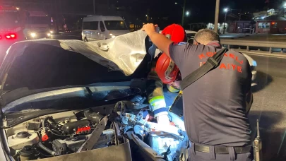 Bariyerlere saplanan otomobilden burnu kanamadan çıktı