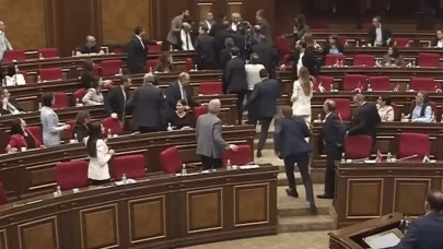 Parlamentoda tekme ve yumruklar konuştu!