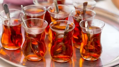 Rüyada Cam Bardakta Çay İçmek Ne Anlama Gelir? İşte Detaylı Yorumlar