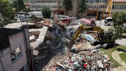 Sındırgı'da yıkılan binanın enkazı kaldırılıyor