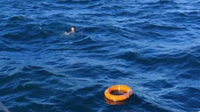 Boğulmak üzereyken vapurdaki yolcular fark etti: O anlar kameralarda