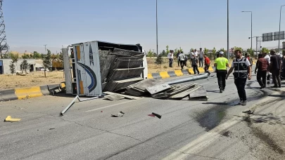 Kamyonet ile hafif ticari araç çarpıştı: 8 yaralı