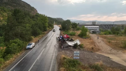 Bursa'da tır şarampole devrildi: Sürücü yaralı