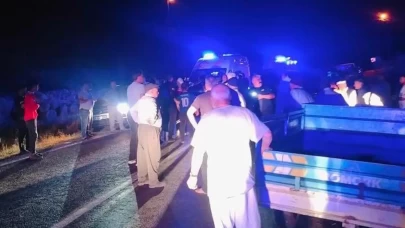 Düğünden dönenleri taşıyan minibüs devrildi