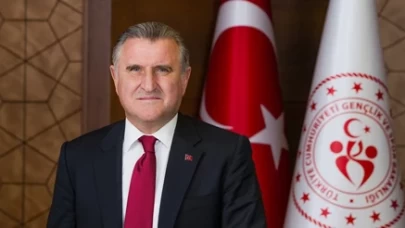 Bakan Bak, dünya gençler şampiyonu milli yüzücüleri kutladı