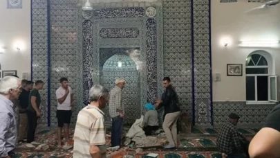 Camide mihrap tacı cemaatin üzerine düştü