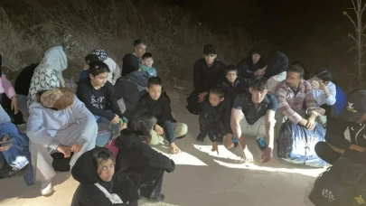 Yunanistan’ın geri ittiği 30 düzensiz göçmen kurtarıldı