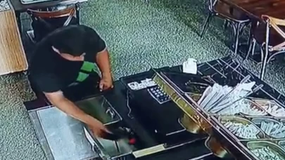 Topallayarak girdiği restorandan cüzdan çaldı, hırsızlık anı kameraya yansıdı