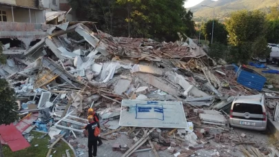 Balıkesir'de yıkılan bina sabahın ilk ışıkları ile havadan görüntülendi