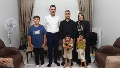 Bakan Kurum, depremzede aileye konuk oldu!