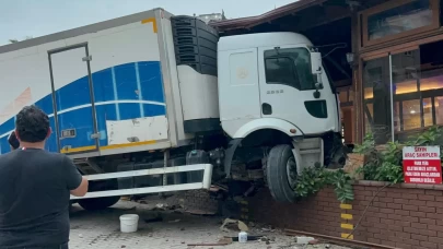 Freni arızalanan tırın önüne kattığı araçla iş yerine daldı: Kaza anı kamerada