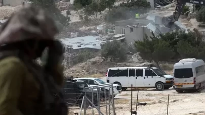 İsrail ordusu, Filistinlilerin topraklarını gasbeden İsraillilerin baskını öncesinde El Halil kent merkezini boşalttı