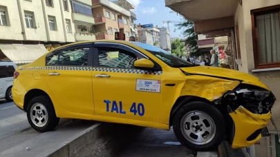 Freni boşaldı, binaya çarparak durdu! Ticari takside hasar büyük