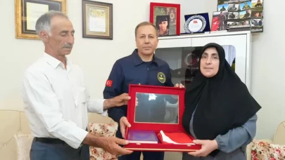 Ali Yerlikaya Erzurum’da şehit ailesini ziyaret etti