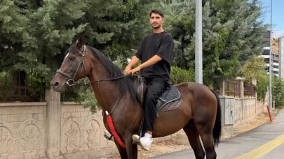 Atı alan parkuru geçti! Bakın heyecanını yenmek için ne yaptı?
