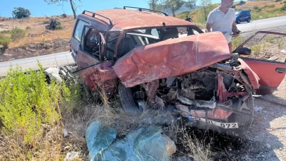 Antalya'da otomobiller kafa kafaya çarpıştı: 1'i ağır 6 yaralı