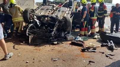 Takla atan otomobilde sıkışan 2 kişiyi itfaiye kurtardı