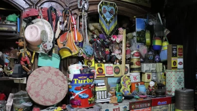 Sahaf dükkanını adeta oyuncak müzesine çevirdi