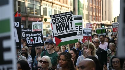 İsrail'in Londra Büyükelçiliği önünde Gazze'deki kıtlık protesto edildi