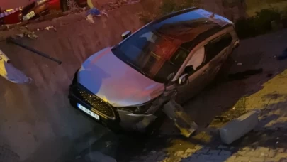 İstanbul'da otomobil apartmanın bahçesine düştü: 1 yaralı